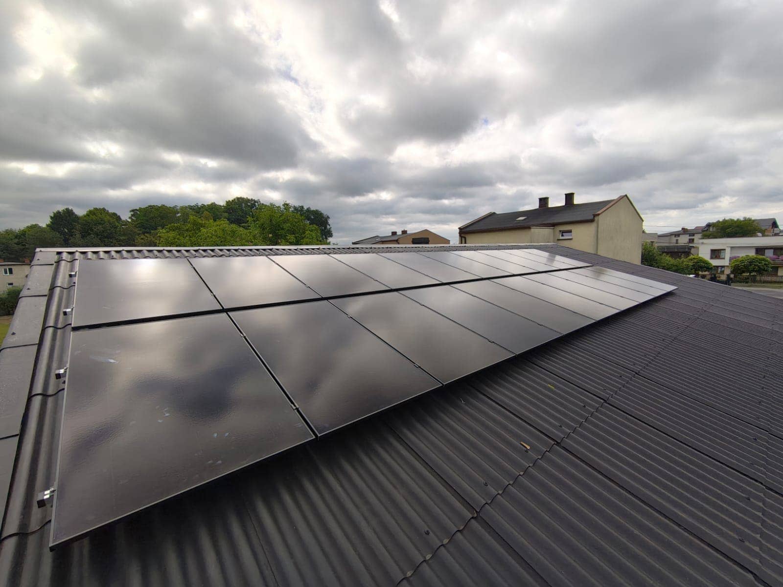 Instalacja fotowoltaiczna z magazynem energii na domu jednorodzinnym — realizacja Pure Eco Energy