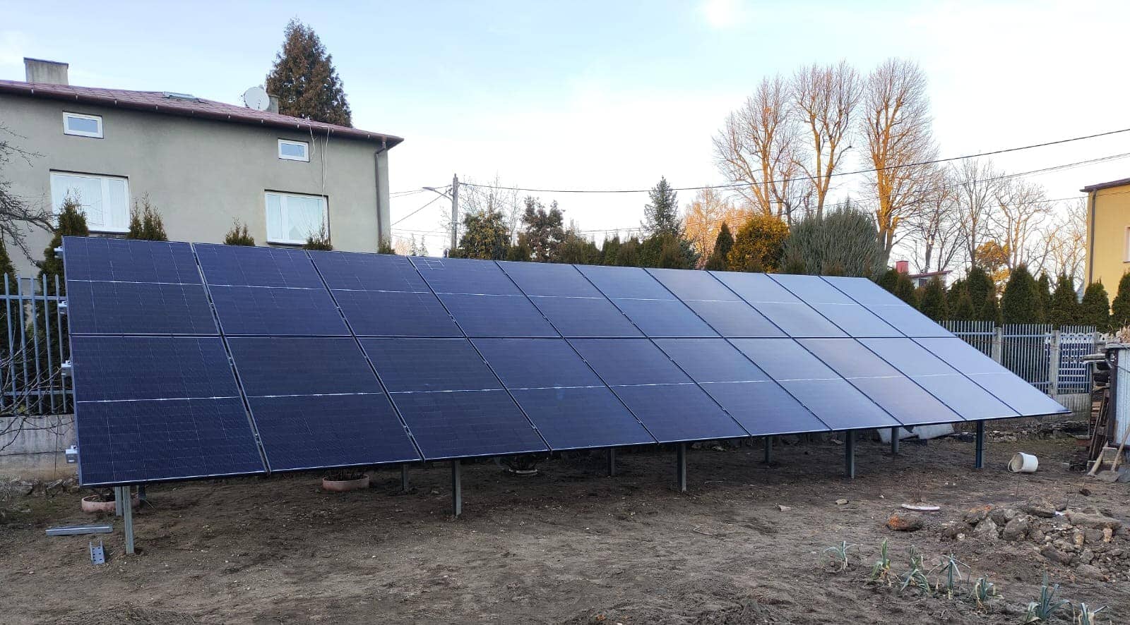Przydomowa elektrownia fotowoltaiczna na dachu domu — realizacja Pure Eco Energy