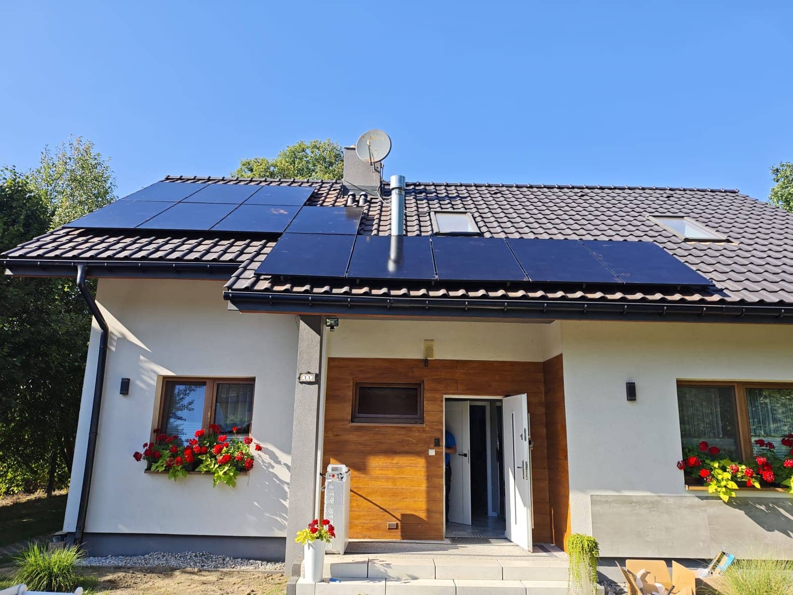 Instalacja fotowoltaiczna na dachu domu jednorodzinnego — realizacja Pure Eco Energy